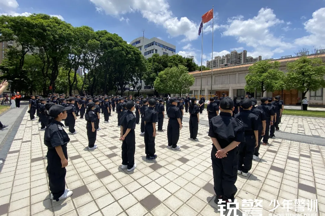 廣東(dōng)警官學院少(shǎo)年(nián)警訓提前營開(kāi)營:逆風(fēng)成長(cháng) 乘風(fēng)破浪