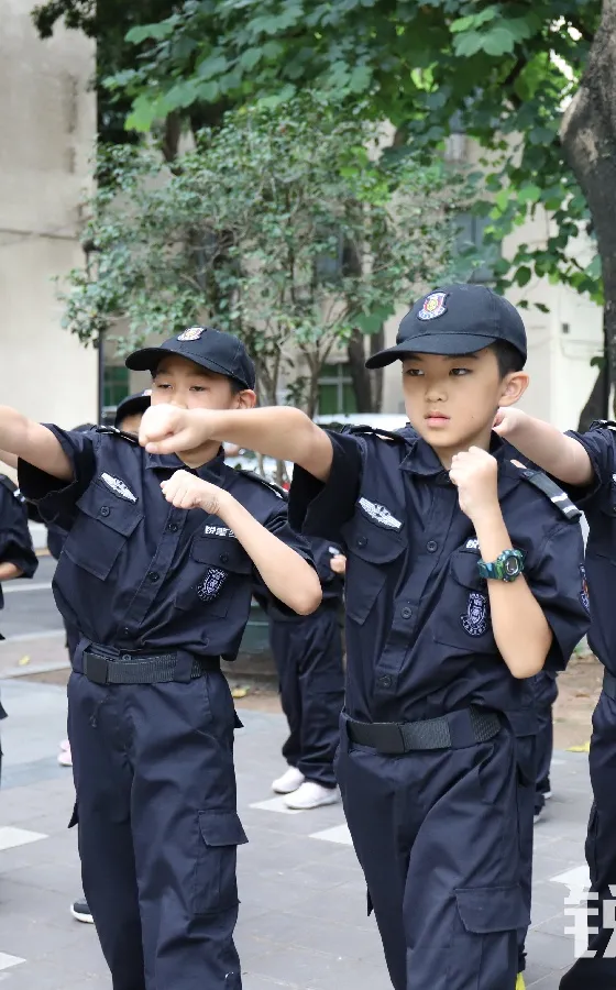 銳警少(shǎo)年(nián)警訓夏令營:雛鷹新飛(fēi),溫室小(xiǎo)花(huā)蛻變之旅,成長(cháng)的(de)力量