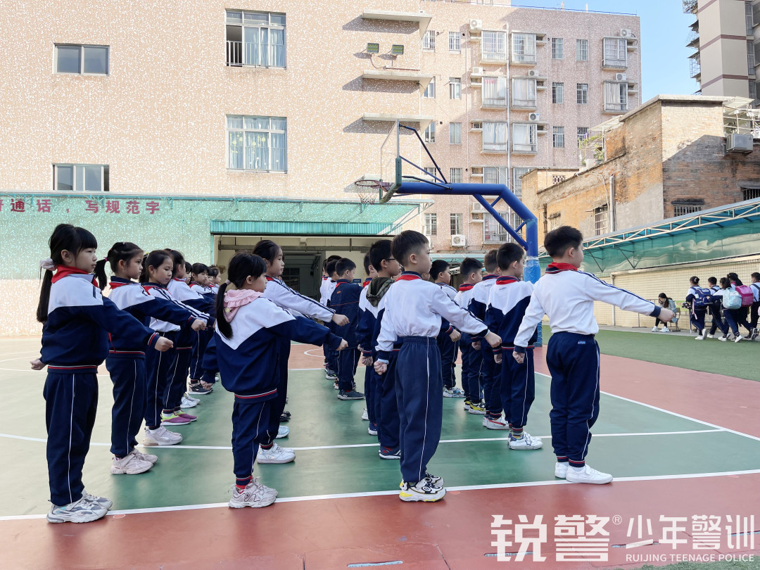 銳警少(shǎo)年(nián)警訓 踐行(xíng)“雙減”強體(tǐ)魄，海(hǎi)珠區(qū)前進路(lù)小(xiǎo)學素質拓展訓練