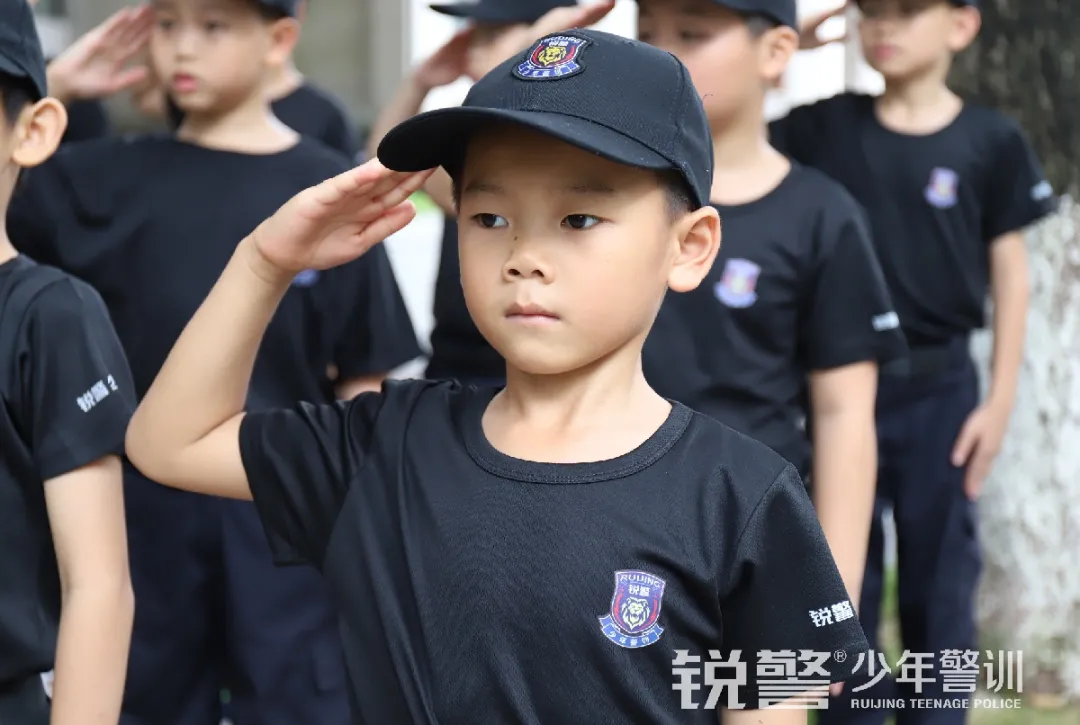 銳警少(shǎo)年(nián)警訓夏令營:雛鷹新飛(fēi),溫室小(xiǎo)花(huā)蛻變之旅,成長(cháng)的(de)力量