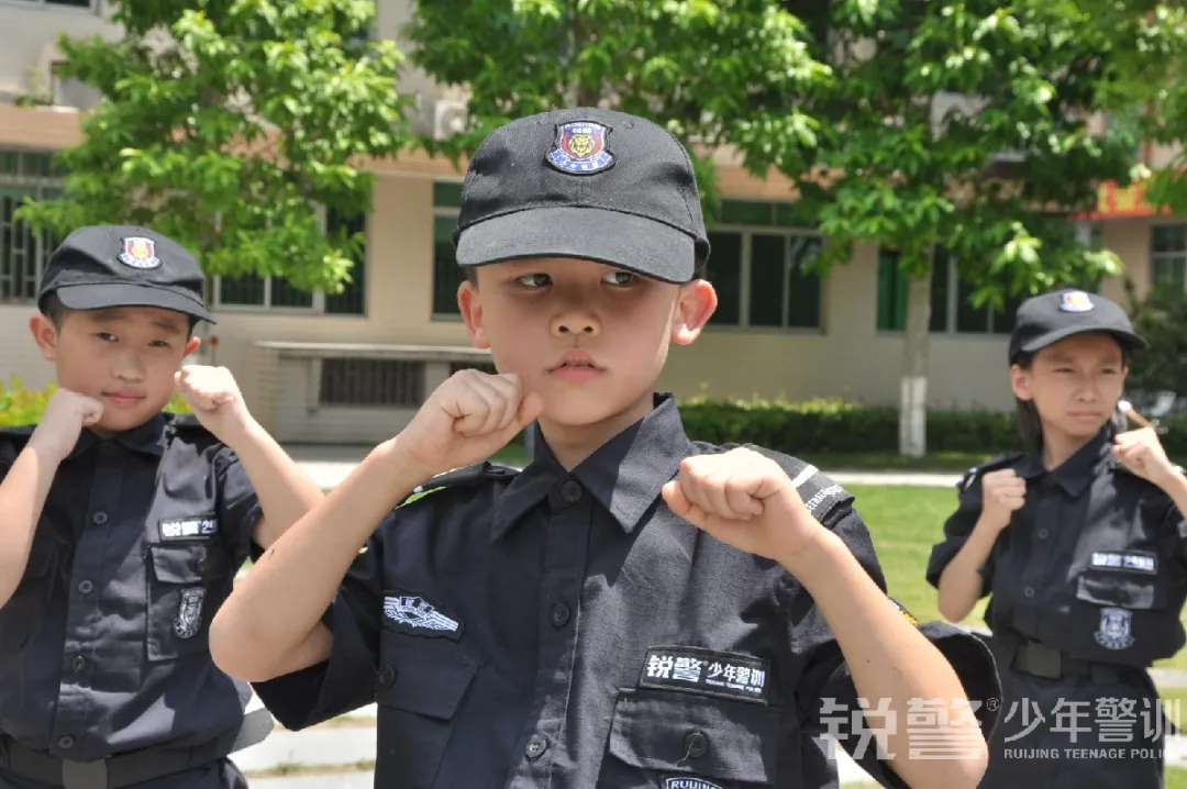 銳警少(shǎo)年(nián)警訓夏令營：我們在奔跑，創造屬于自(zì)己的(de)警察夢