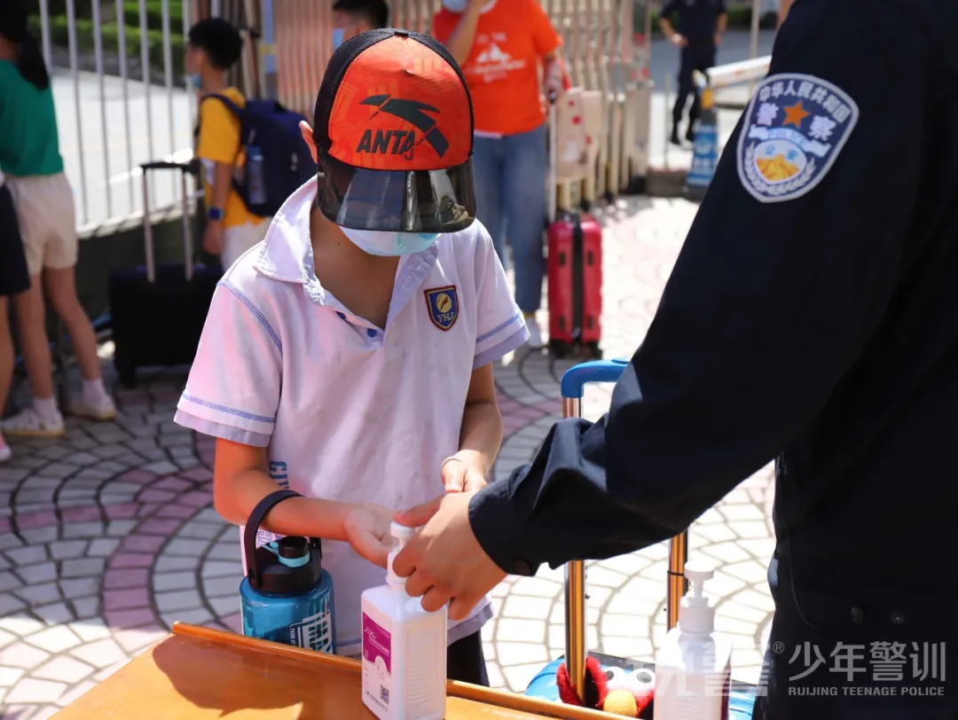 廣東(dōng)警官學院少(shǎo)年(nián)警訓提前營開(kāi)營:逆風(fēng)成長(cháng) 乘風(fēng)破浪