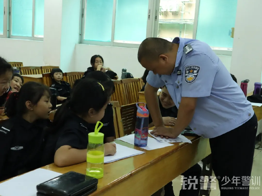 銳警少(shǎo)年(nián)警訓夏令營:雛鷹新飛(fēi),溫室小(xiǎo)花(huā)蛻變之旅,成長(cháng)的(de)力量