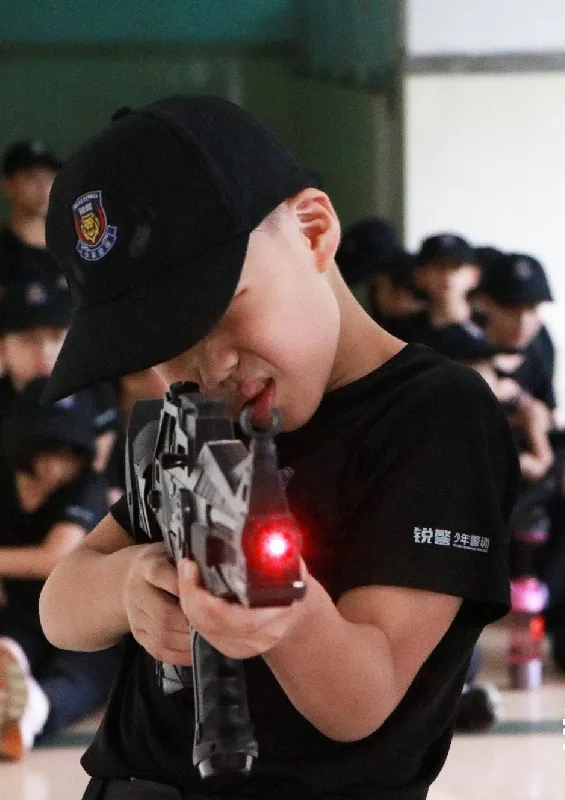 銳警少(shǎo)年(nián)警訓夏令營:雛鷹新飛(fēi),溫室小(xiǎo)花(huā)蛻變之旅,成長(cháng)的(de)力量