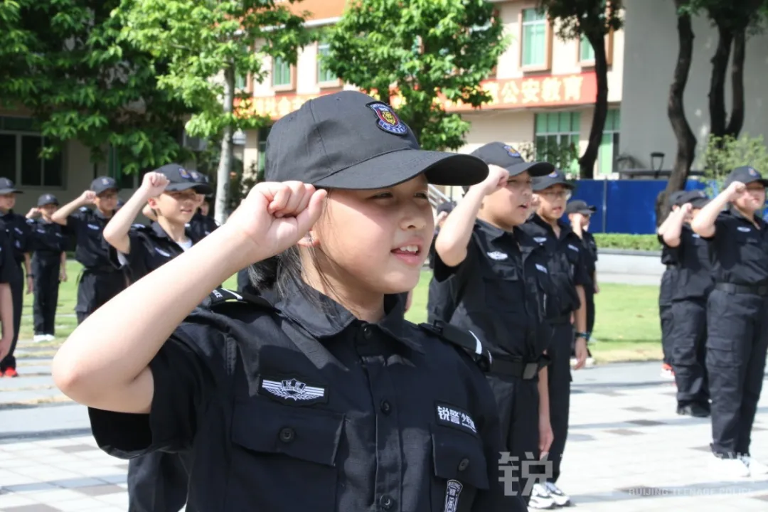 廣東(dōng)警官學院少(shǎo)年(nián)警訓提前營開(kāi)營:逆風(fēng)成長(cháng) 乘風(fēng)破浪