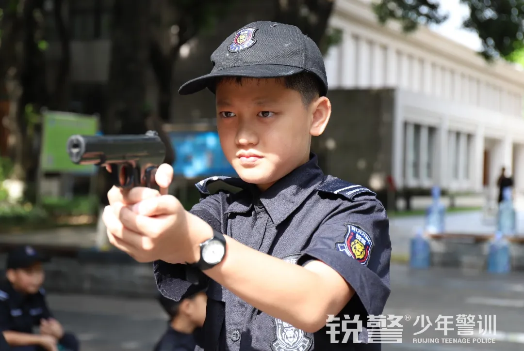 銳警少(shǎo)年(nián)警訓夏令營:雛鷹新飛(fēi),溫室小(xiǎo)花(huā)蛻變之旅,成長(cháng)的(de)力量