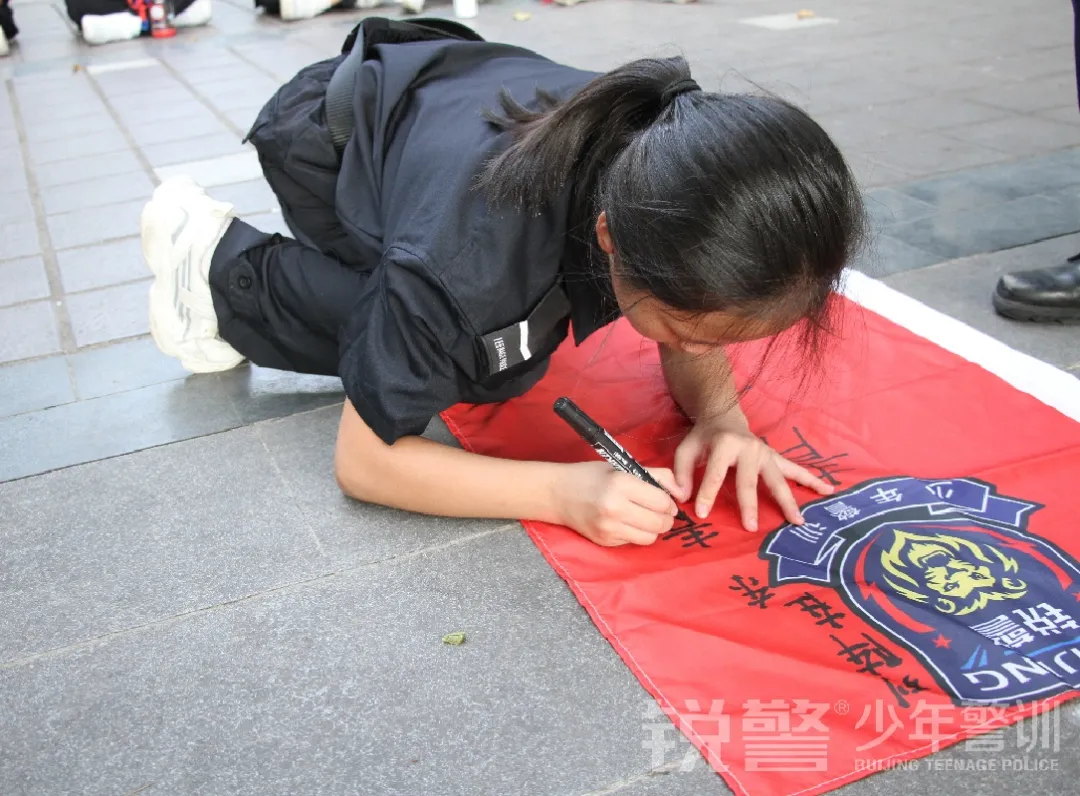 廣東(dōng)警官學院少(shǎo)年(nián)警訓提前營開(kāi)營:逆風(fēng)成長(cháng) 乘風(fēng)破浪