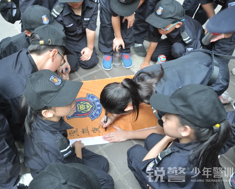 銳警少(shǎo)年(nián)警訓夏令營:揚帆起航,這(zhè)是(shì)一(yī)個(gè)嶄新的(de)開(kāi)始