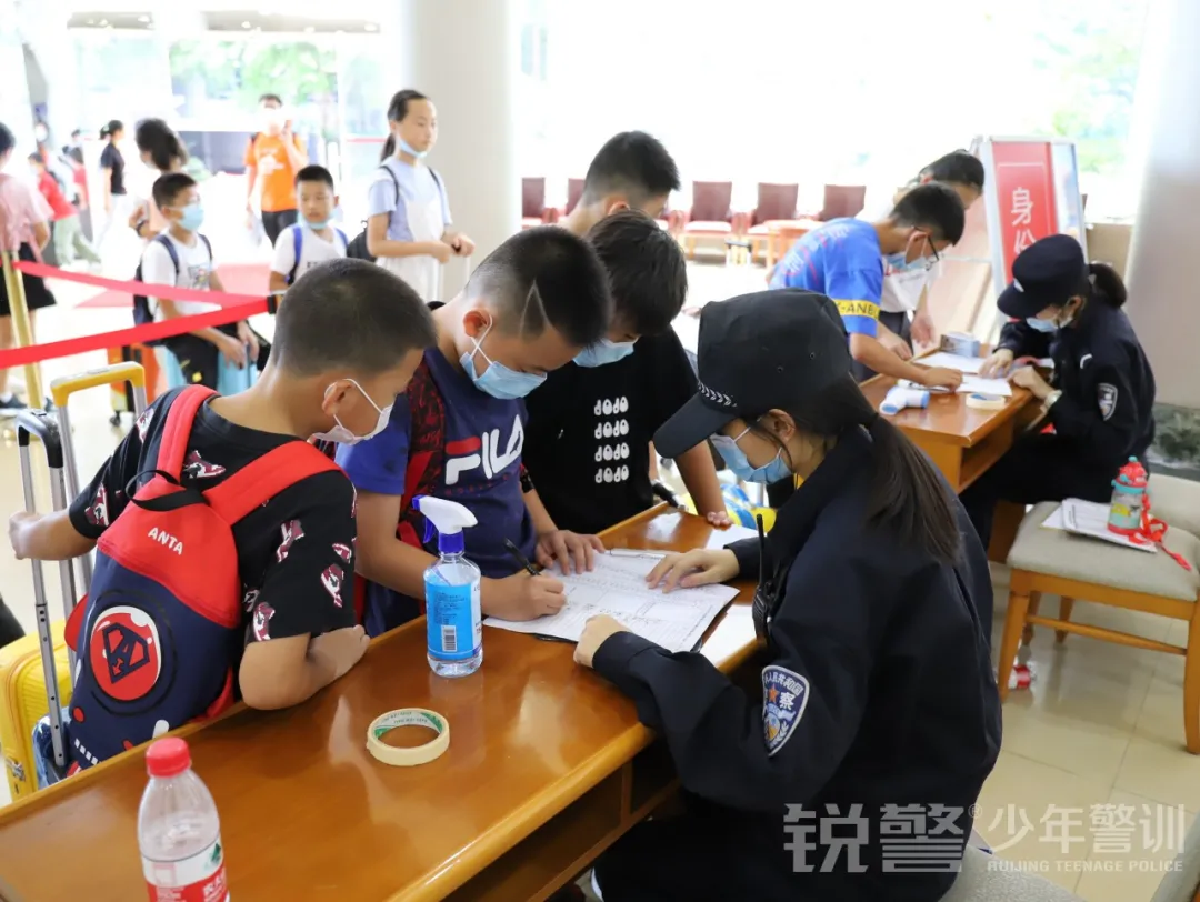 廣東(dōng)警官學院少(shǎo)年(nián)警訓提前營開(kāi)營:逆風(fēng)成長(cháng) 乘風(fēng)破浪