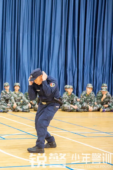 銳警少(shǎo)年(nián)警訓:學習(xí)防身(shēn)技(jì)能(néng) 提高(gāo)安全意識,廣大(dà)附中安全教育活動