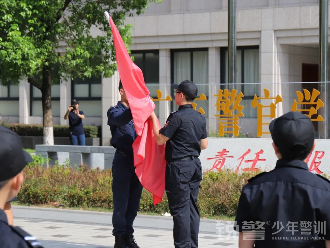 廣東(dōng)警官學院少(shǎo)年(nián)警訓提前營開(kāi)營:逆風(fēng)成長(cháng) 乘風(fēng)破浪