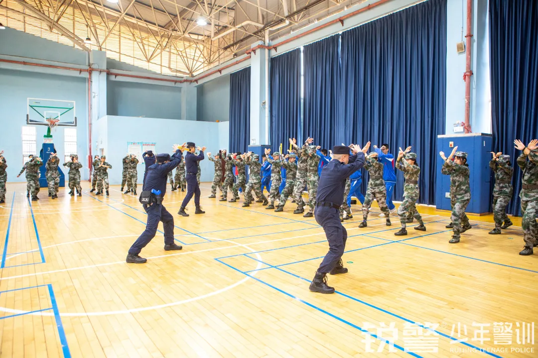 銳警少(shǎo)年(nián)警訓:學習(xí)防身(shēn)技(jì)能(néng) 提高(gāo)安全意識,廣大(dà)附中安全教育活動