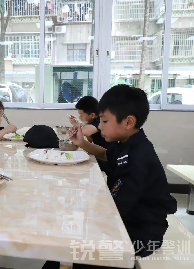 廣東(dōng)警官學院少(shǎo)年(nián)警訓提前營開(kāi)營:逆風(fēng)成長(cháng) 乘風(fēng)破浪