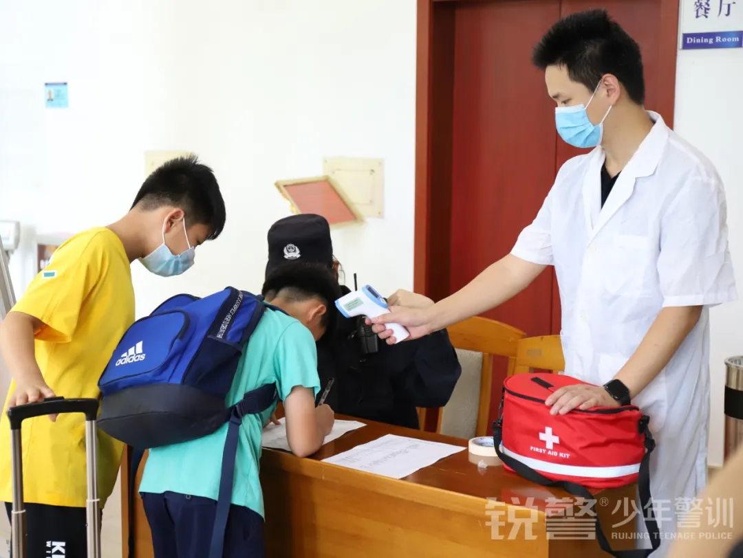 廣東(dōng)警官學院少(shǎo)年(nián)警訓提前營開(kāi)營:逆風(fēng)成長(cháng) 乘風(fēng)破浪