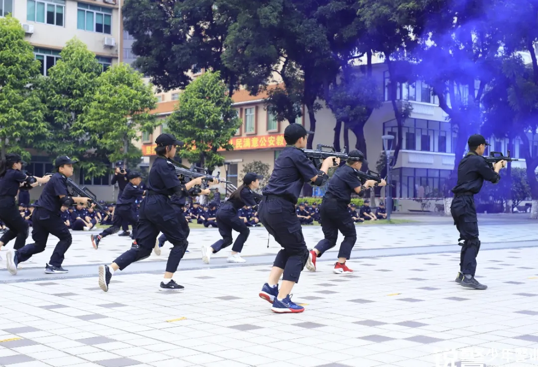 銳警少(shǎo)年(nián)警訓夏令營：我們在奔跑，創造屬于自(zì)己的(de)警察夢