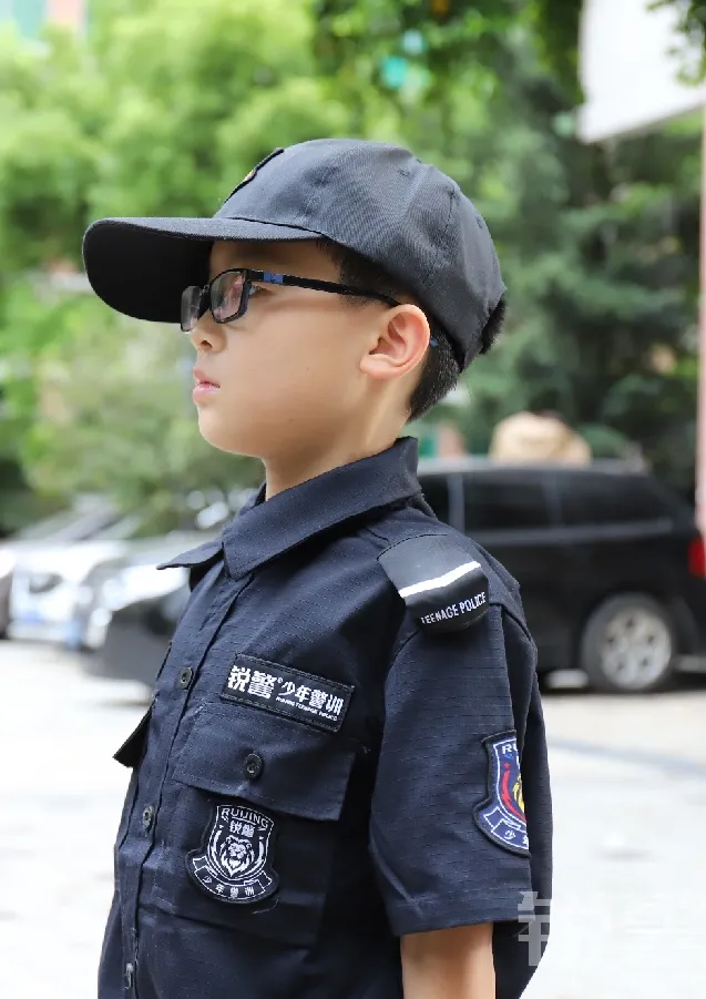 廣東(dōng)警官學院少(shǎo)年(nián)警訓提前營開(kāi)營:逆風(fēng)成長(cháng) 乘風(fēng)破浪