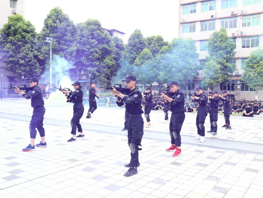 銳警少(shǎo)年(nián)警訓夏令營：我們在奔跑，創造屬于自(zì)己的(de)警察夢