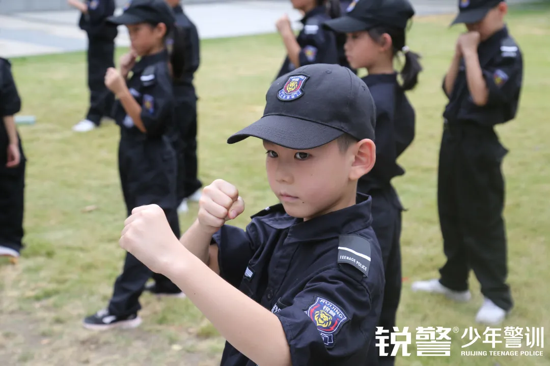 銳警少(shǎo)年(nián)警訓夏令營：成長(cháng)，就(jiù)是(shì)不(bù)斷突破自(zì)己