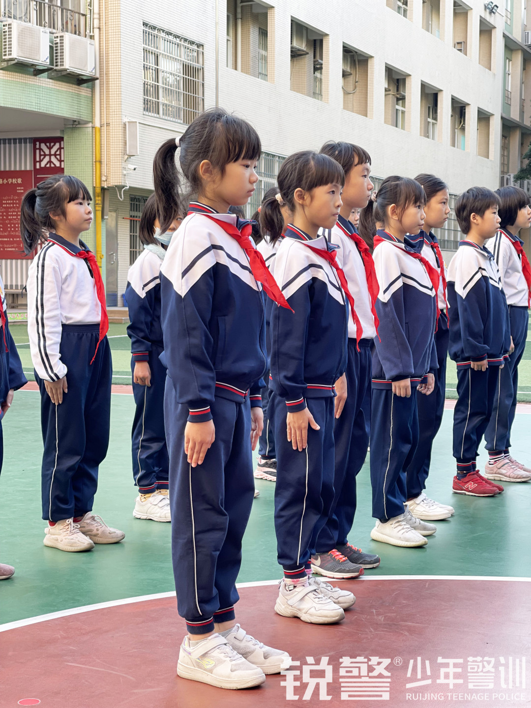 銳警少(shǎo)年(nián)警訓 踐行(xíng)“雙減”強體(tǐ)魄，海(hǎi)珠區(qū)前進路(lù)小(xiǎo)學素質拓展訓練