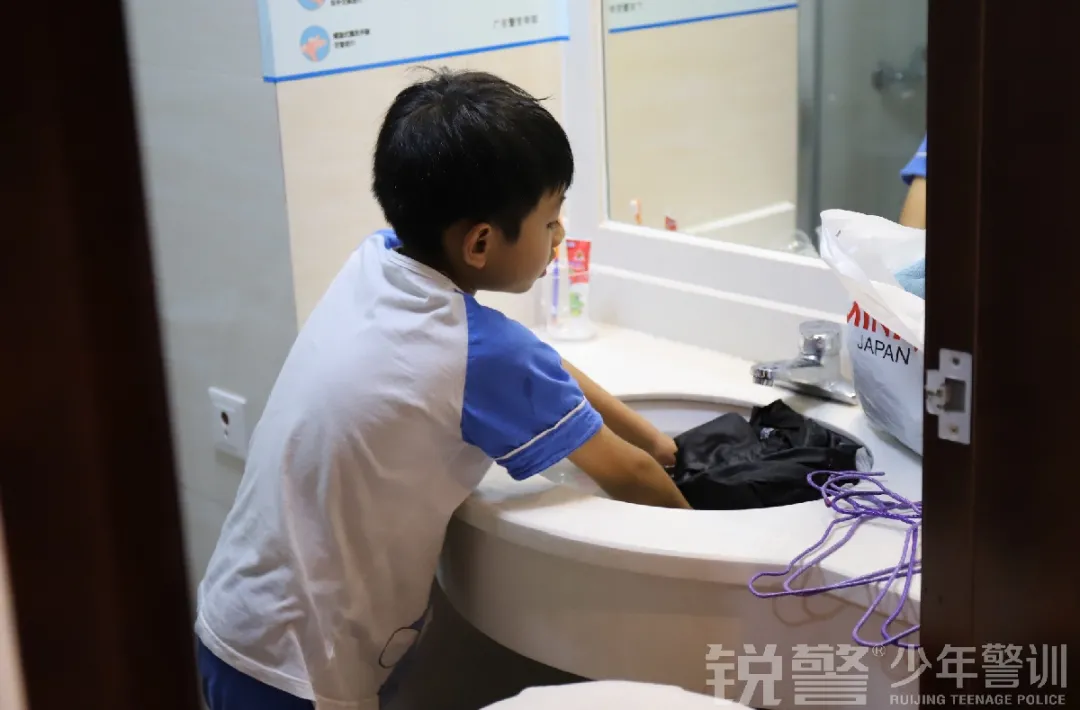 廣東(dōng)警官學院少(shǎo)年(nián)警訓提前營開(kāi)營:逆風(fēng)成長(cháng) 乘風(fēng)破浪