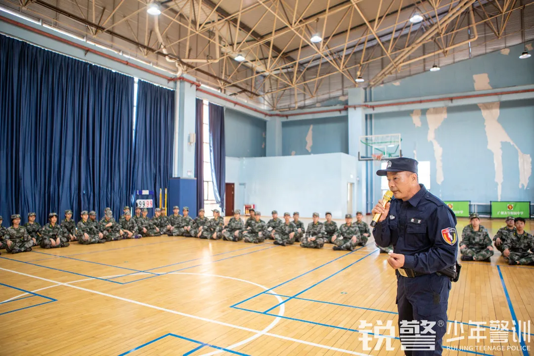 銳警少(shǎo)年(nián)警訓:學習(xí)防身(shēn)技(jì)能(néng) 提高(gāo)安全意識,廣大(dà)附中安全教育活動