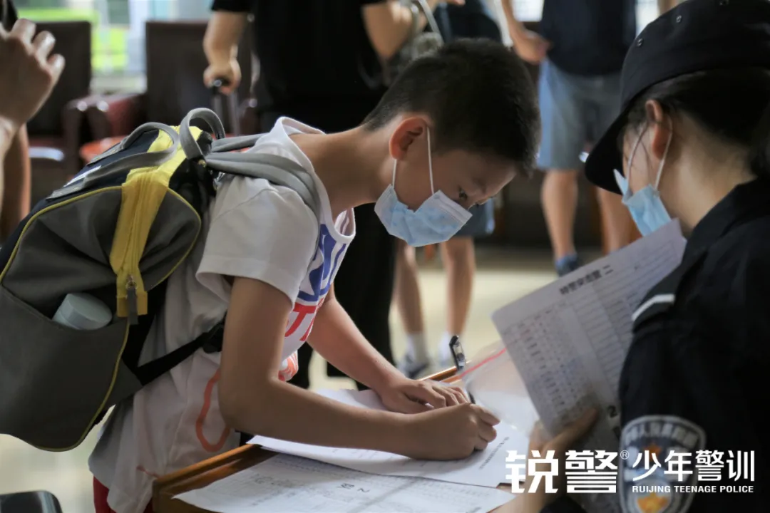 銳警少(shǎo)年(nián)警訓夏令營:揚帆起航,這(zhè)是(shì)一(yī)個(gè)嶄新的(de)開(kāi)始